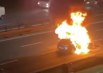 Kağıthane'de feci kaza: Bariyere çarpan otomobil alev aldı