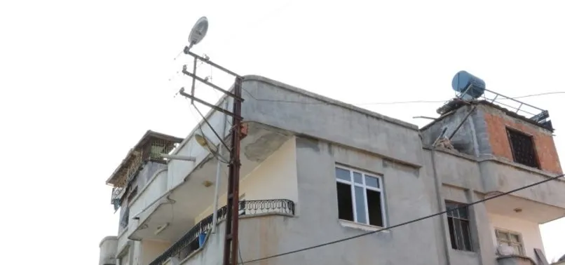 Evine kaçak elektrik çekmek isterken direkte asılı kaldı | Adana'da korkunç olay