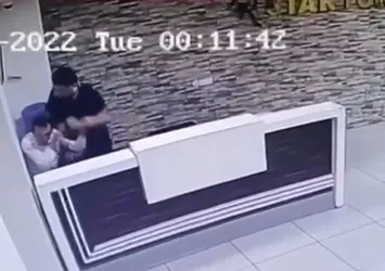 Esenyurt'ta eşine mesaj atan güvenlik görevlisine dehşet saçtı! O anlar kamerada
