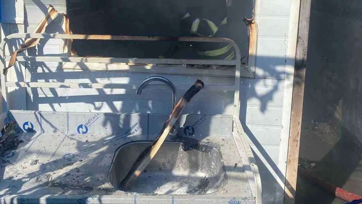 Depremzede ailenin yaşadığı konteynerde yangın