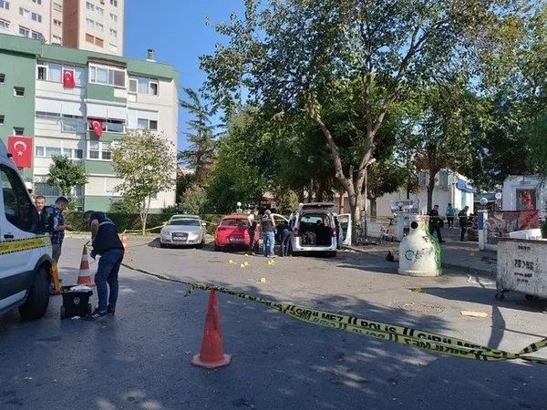 istanbul-atakoyde-14-milyonluk-soygun-kursun-yagdirip-kayiplara-karistilar-1698669439430.jpeg İstanbul Ataköy'de 14 milyonluk soygun! Kurşun yağdırıp kayıplara karıştılar - 2