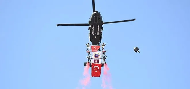 JÖAK’tan nefes kesen helikopterli Cumhuriyet Bayramı gösterisi