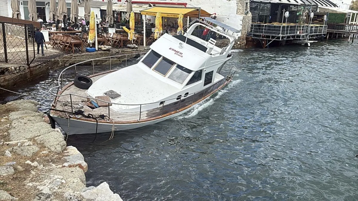 Bodrum'daki rüzgar sonrası tekne karaya vurdu