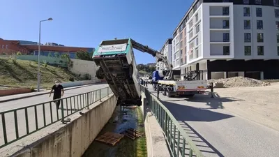 Cenaze aracı su kanalına düştü