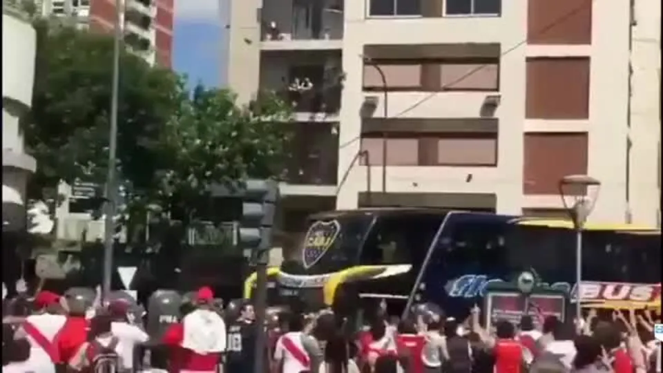 Dev maç öncesi takım otobüsüne saldırı!