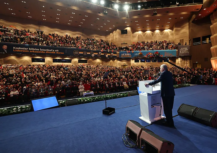 baskan-erdogandan-muhalefete-tepki-bu-kafayla-222-yil-beklerler-1738504608065.jpg Başkan Erdoğan, partisinin İstanbul Kadın Kolları 7. Olağan Kongresi'ne katılarak konuşma yaptı. | Fotoğraf: AA