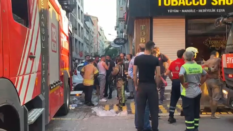 Bakırköy’de 6 katlı otelde korku dolu anlar: Üst katlara sıçrayan yangında 12 kişi yaralandı, 7 kişi tahliye edildi - 1