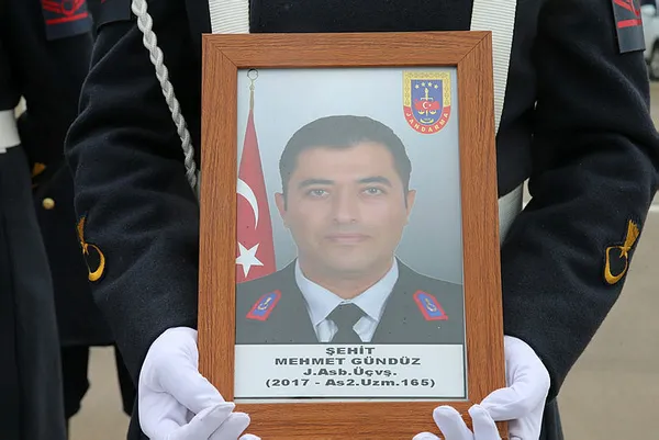baskan-erdogan-sehit-astsubay-mehmet-gunduzun-ailesine-taziye-1682779125238.jpg Başkan Erdoğan şehit Astsubay Mehmet Gündüz'ün ailesine taziye - 5