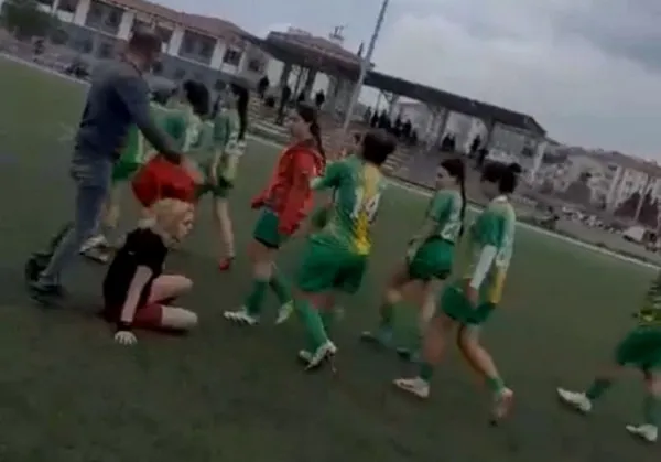 kadinlar-futbol-3uncu-ligindeki-olayli-macla-ilgili-sorusturma-baslatildi-1714732330203.jpg Kadınlar Futbol 3'üncü Lig'indeki olaylı maçla ilgili soruşturma başlatıldı