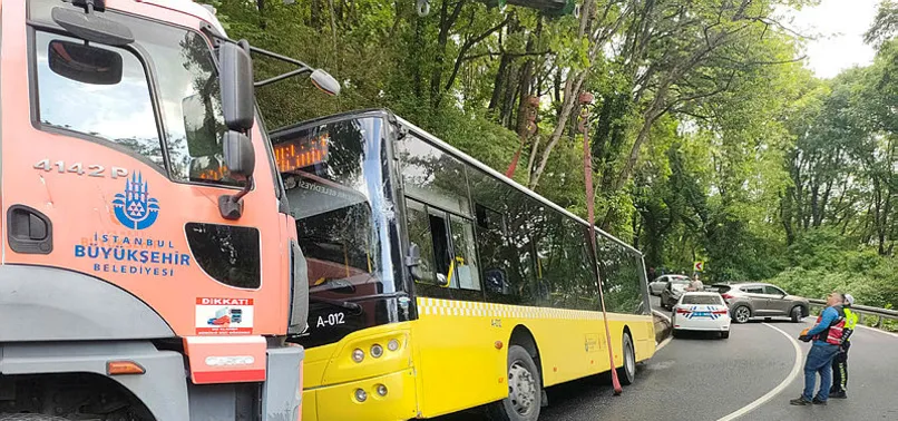 Sarıyer'de İETT faciası! Trafik levhasına çarpıp yan yattı