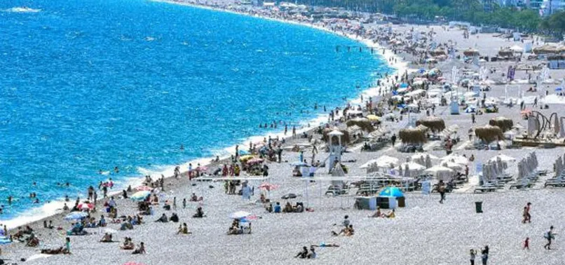 Antalya'da koronavirüs vaka sayısı düştü sahiller doldu