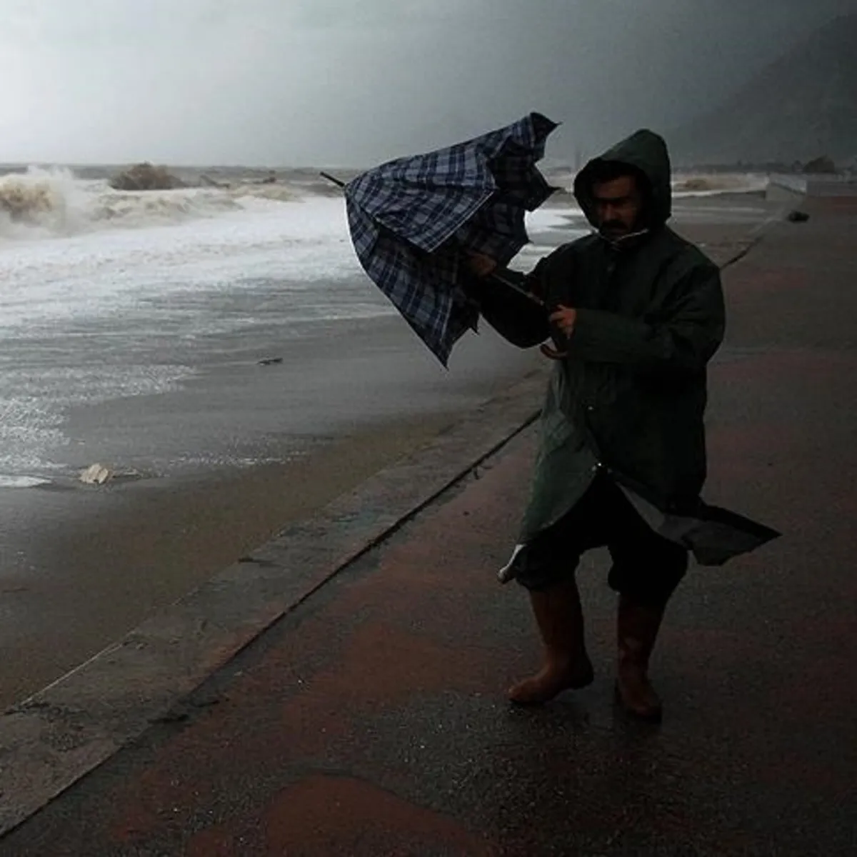 Yalova'yı fırtına vurdu: Deniz taştı balıkçı barınakları büyük hasar gördü