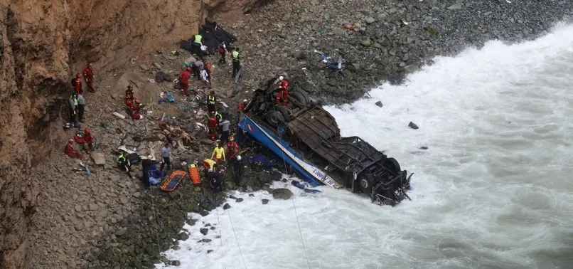 Peru'da otobüs uçuruma düştü: 48 ölü