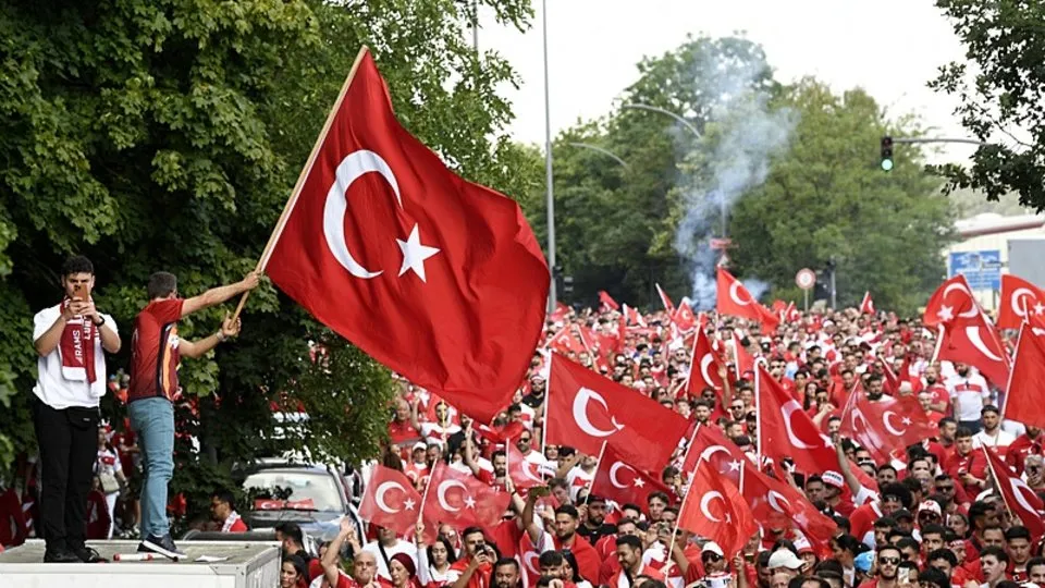 Ay yıldızlılar tur peşinde! Hamburg sokakları kırmızı beyaza büründü