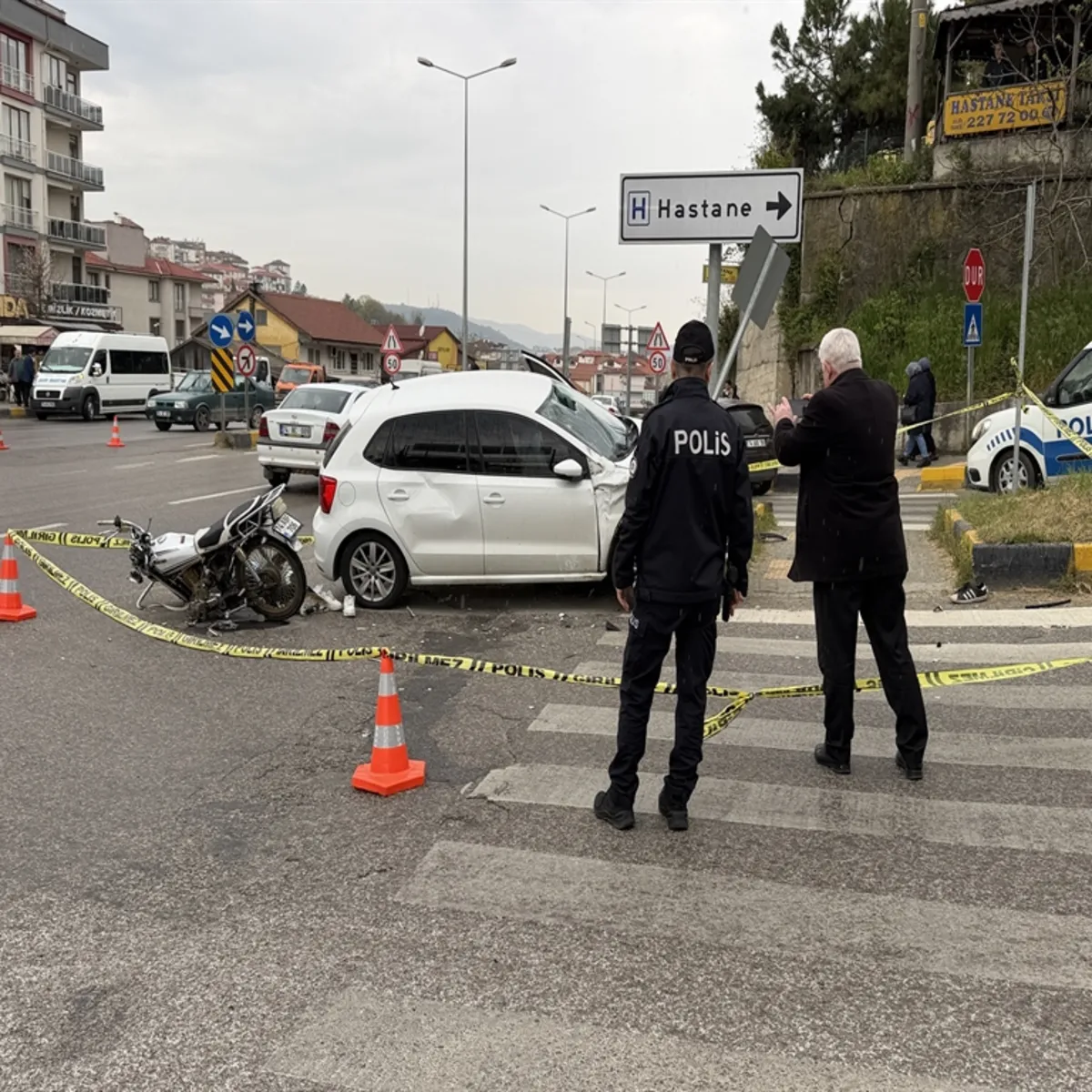 Otomobille motosiklet kavşakta çarpıştı: 2'si ağır 3 kişi yaralandı