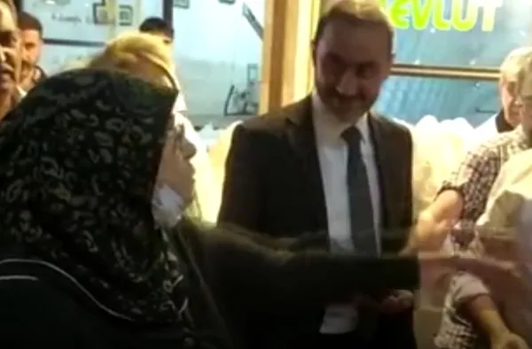 emekli-vatandastan-chpli-faik-oztraka-soguk-dus-niye-ortaligi-birbirine-katiyorsunuz-1658336271306.jpg Emekli vatandaştan CHP'li Faik Öztrak'a soğuk duş: Niye ortalığı birbirine katıyorsunuz? - 4