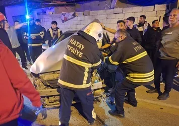 Kontrolden çıkan otomobil aydınlatma direğine çarptı: 2 yaralı