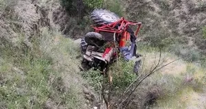 Traktör şarampole devrildi! Sürücü yaşamını yitirdi