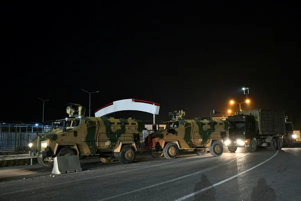 teror-orgutu-pkkypgden-gaziantepe-roket-saldirisi-4-roket-bos-alana-isabet-etti-1668971717632.jpg PKK/YPG'den Karkamış'a saldırı! Atılan roket lise, iki ev ile bir TIR'a isabet etti | Biri çocuk biri öğretmen 3 kişi şehit oldu - 14