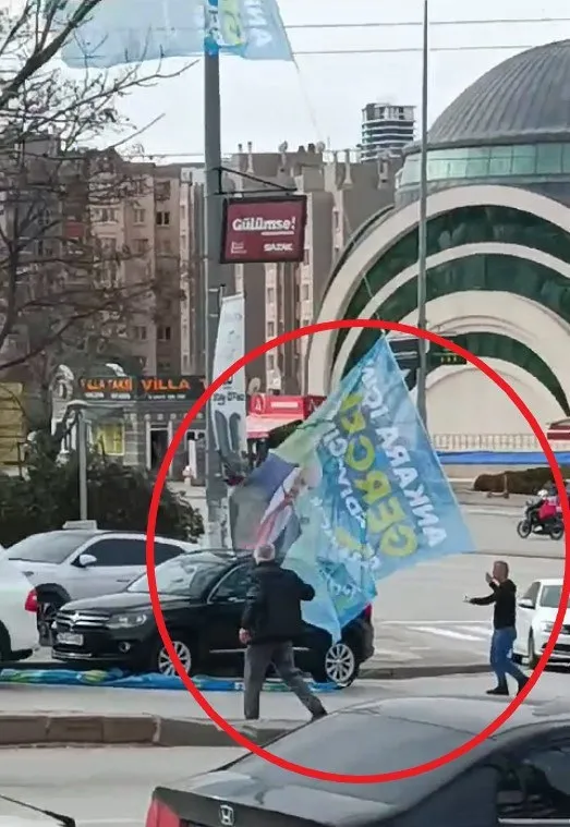 Skandal görüntüler ortaya çıktı! CHP’li Yavaş Turgut Altınok’un afişlerini indirtti