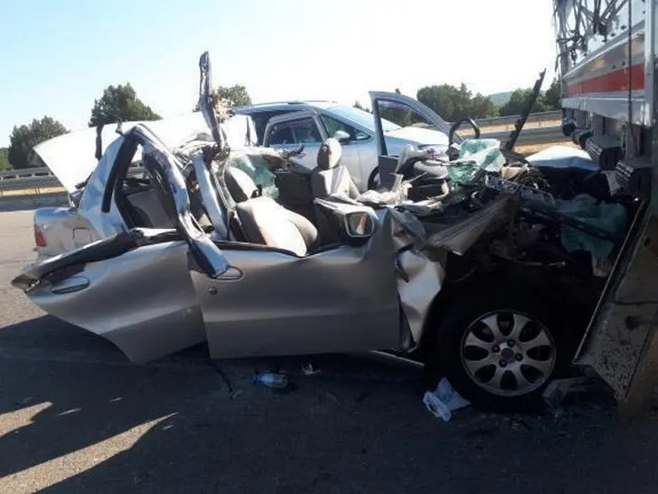 Kütahya’da otomobil, TIR’a arkadan çarptı: 2 ölü, 4 yaralı