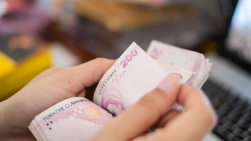 25 yıl evli kalana emeklilik! Şartlar tek tek açıklandı! Dilekçe vermek yeterli, onaylandığı an...
