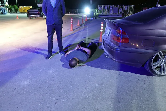 'Dur' ihtarına uymayan şüpheliler ateş açtı: 1 polis yaralandı - 3