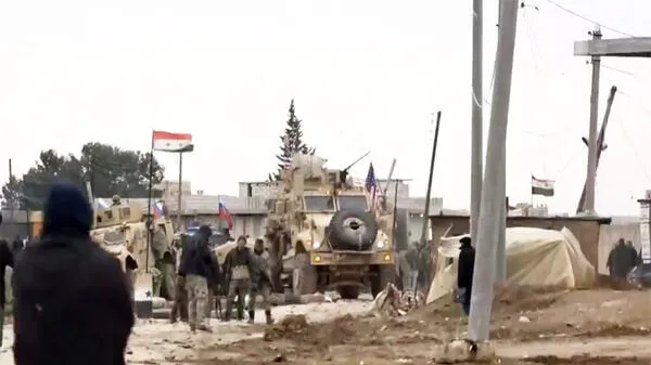 ABD’nin Esad unsurlarını vurduğu bölgede dikkat çeken görüntü! ABD ve Rus bayrakları… - 1