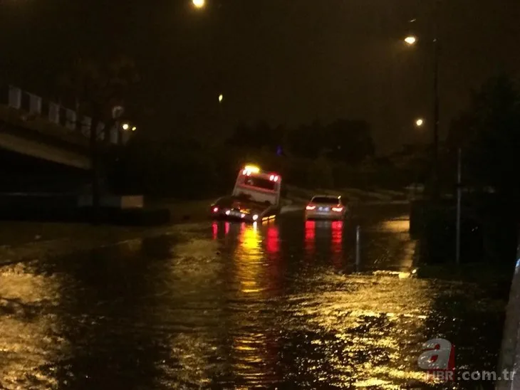 İzmir’de şiddetli yağış etkili oldu