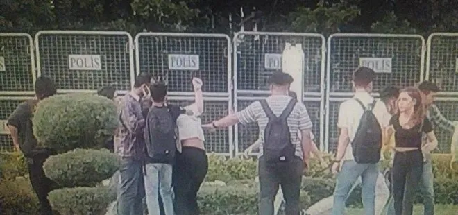 Adana’da liseli kız öğrenciler birbirine girdi! Yumruk yumruğa kavga kamerada
