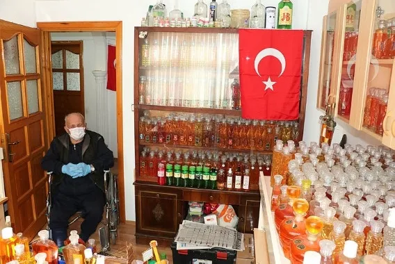 Samsun’da Necmi dede 50 yılda biriktirdiği 3 bin şişe kolonyayı dağıtıyor - 3
