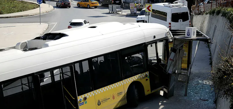 Son dakika: Kağıthane'de İETT otobüsü durağa çarptı