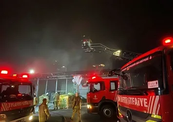 Ataşehir'de sebze ve meyve halinde yangın!