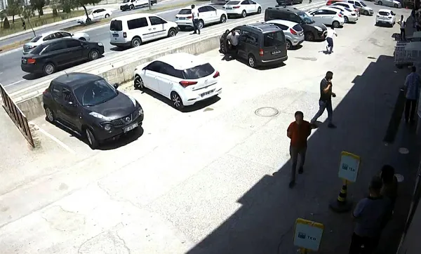 Son dakika: Adana'da film sahnesi gibi soygun! Altınları alıp böyle kaçtılar | Video - 4