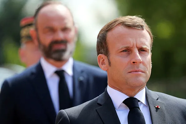 Son dakika: Fransa sömürge ve ırkçılıkla yüzleşiyor! Paris’te filozof Voltaire’in heykeli kırmızıya boyandı