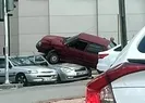 Otomobil ışıkta bekleyen aracın üzerine çıktı