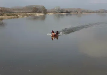 Edirne'de kaçakçıların botu alabora oldu