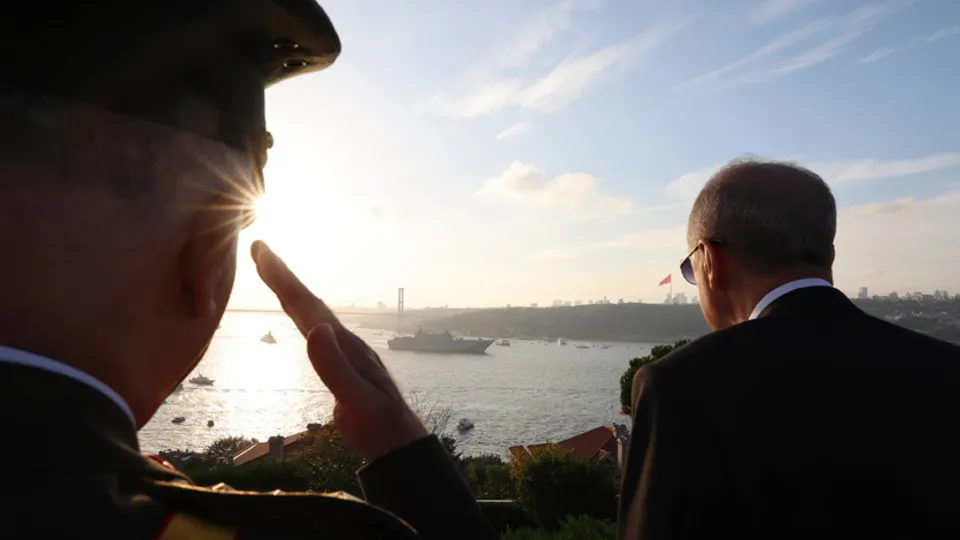 İstanbul Boğazı'ndaki 100 gemilik tarihi resmigeçidin detayları belli oldu