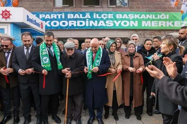 AK Parti’nin Ankara adayı Altınok Mansur Yavaş’a seslendi: Büyükşehir Belediyesi’nin 300 milyar TL bütçesi nerede?