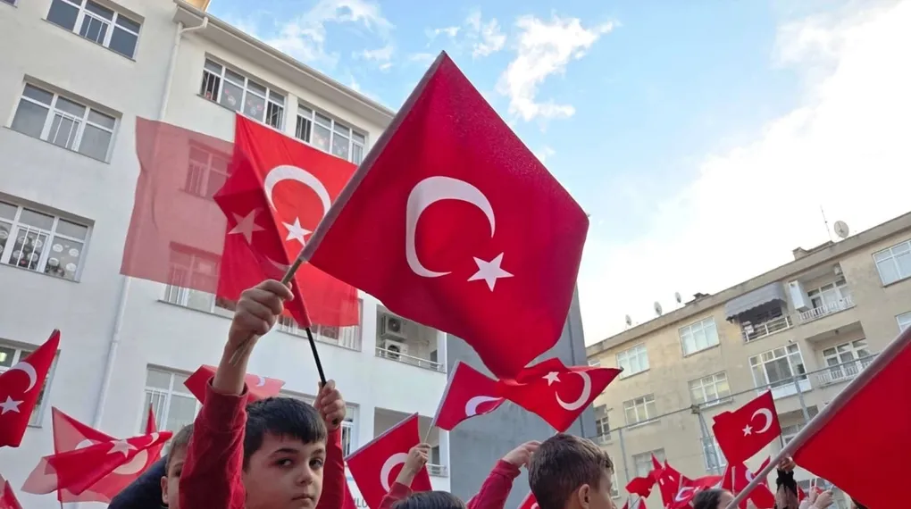 Yüreği büyük miniklerden anlamlı mesaj!