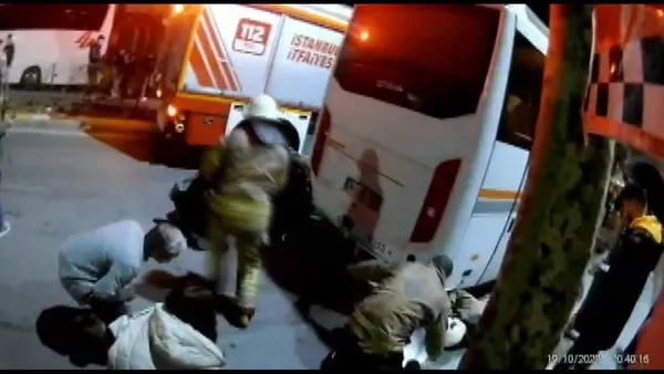 1666245923931.jpg Bayrampaşa'da feci kaza! Motosikletin çarptığı kadın midibüsün altında ezildi - 1