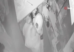 Önce sigara içtiler sonra sakin sakin dükkanı soydular o anlar kamerada