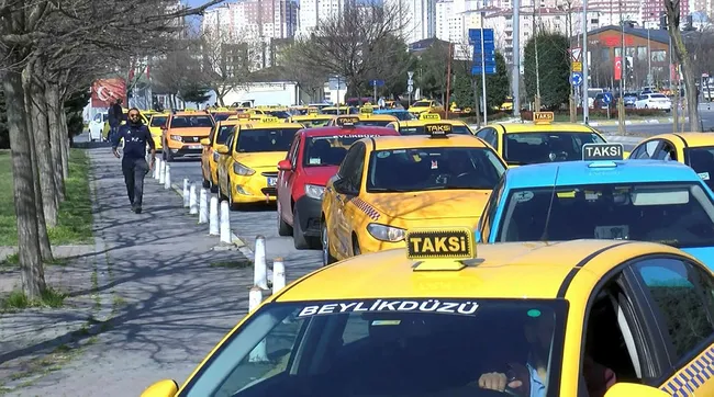 Koronavirüs nedeniyle işleri düşen taksi sürücüleri plaka ücretlerinin inmesi için eylem yaptı - 3