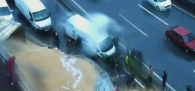 Son dakika: Beylikdüzü’nde korkunç kaza: Kepek yüklü kamyon devrildi! Motokurye ölümden öldü