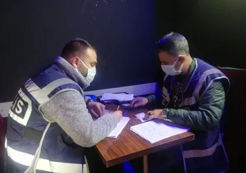 Pandemi kurallarını yok saydılar! İzmir'de eğlence mekanına polis basknız
