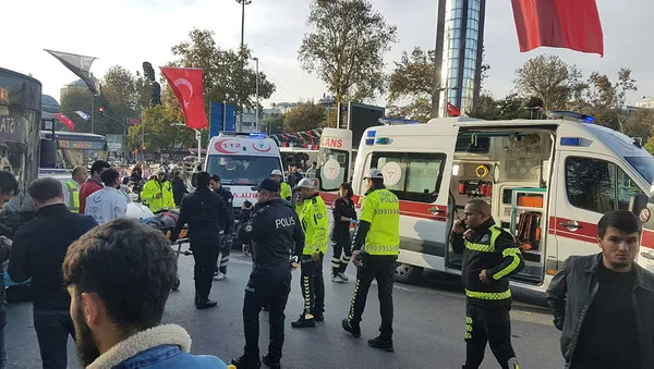 Son dakika : Beşiktaş'ta otobüs durağa daldı: Yaralılar var! Kaza sonrası şoför yolculara bıçakla saldırıp... - 3