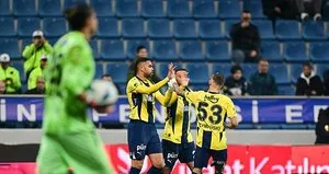 Kanarya kupada farklı uçtu!