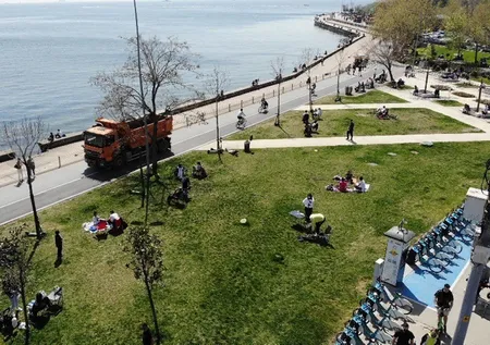 Tam kapanmaya saatler kala Caddebostan Sahili doldu taştı! Eminönü'ne akın ettiler