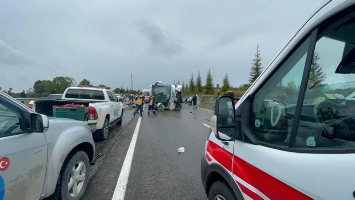 Son dakika: Bartın'da feci kaza! Otomobil ile çarpışan otobüs devrildi: 3 ölü, 1 yaralı - 4