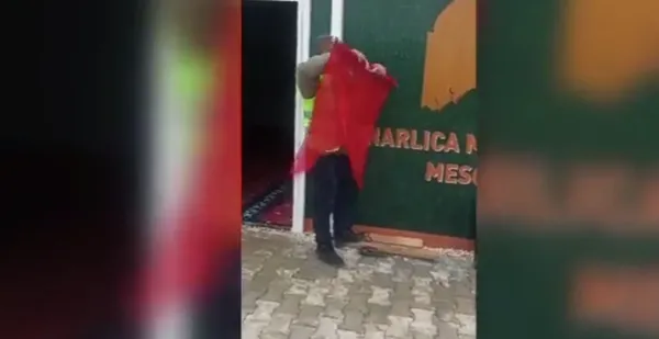 Hatay Valiliği: Hatay Büyükşehir Belediyesi personelince Türk bayrakları kaldırıldı! Olay hakkında soruşturma başlatıldı